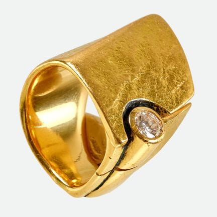 ANELLO CON BRILLANTE:
Stravagante creazione in oro