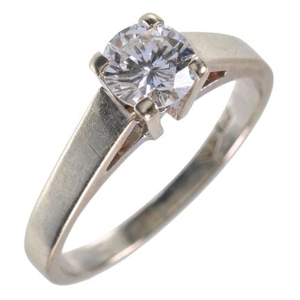 ANELLO CON BRILLANTE:
Modello intramontabile in or