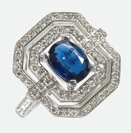 ANELLO CON ZAFFIRO E BRILLANTI:
Elegante composizi