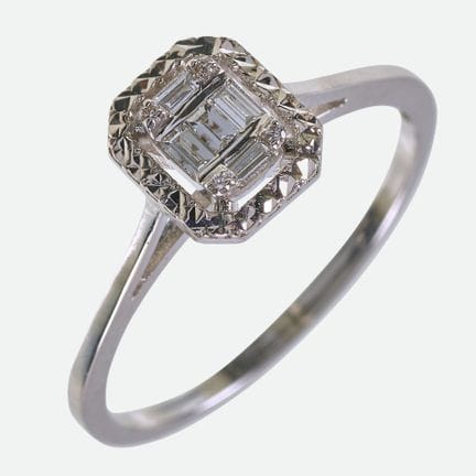 ANELLO CON DIAMANTI:
Moderno anello in oro bianco 