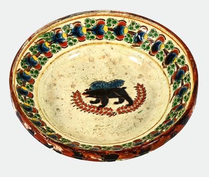 盘子：海姆贝格，约1850-1870年，
凹面圆形。盘缘饰有风格化的花茎纹样，盘面中央描绘一只在叶茎