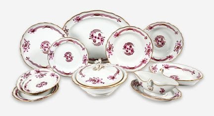 餐具套装：迈森，20世纪中叶（国家瓷器制造厂），
54件。 “新剪影”款式，饰有“紫色富龙”图案并配