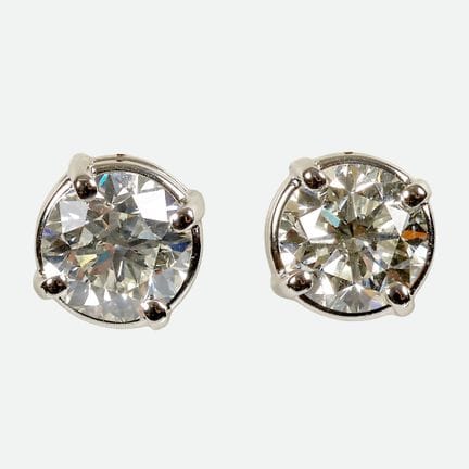 ORECCHINI CON BRILLANTE:
Coppia dal design classic