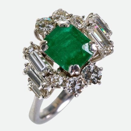 ANELLO CON SMERALDO E DIAMANTI:
Anello dal design 
