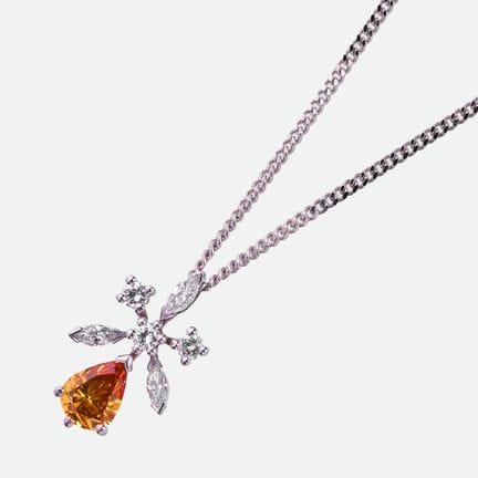 PENDENTIF À BRILLANTS AVEC CHAÎNE :
Travail raffin