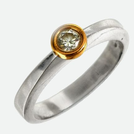 ANELLO SOLITARIO:
Elegante creazione in oro bianco
