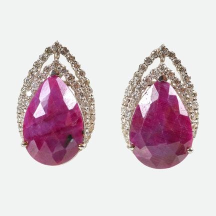 ORECCHINI A PERNO CON RUBINI E DIAMANTI:
Elegante 