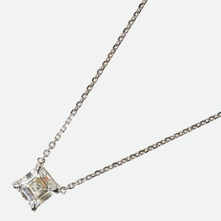 COLLIER DIAMANT * :
Collier raffiné en or blanc 14