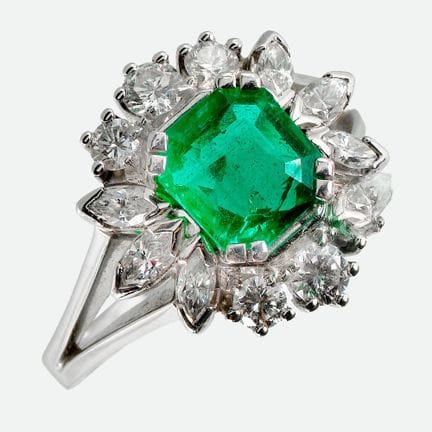 ANELLO CON SMERALDO E BRILLANTI:
Raffinata montatu