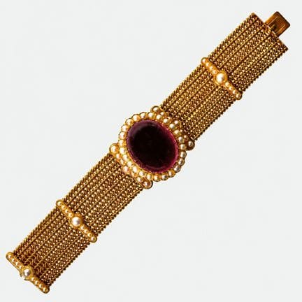 BRACCIALE CON PERLE DI GRANATO:
Imponente creazion