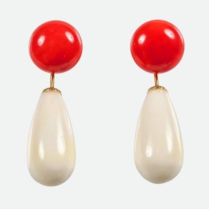 ORECCHINI CON CORALLO:
Coppia di orecchini moderni