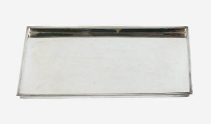 盘子：布鲁塞尔，20世纪上半叶（Wolfers Frères），
矩形，带浮雕边缘
800纯银，含银