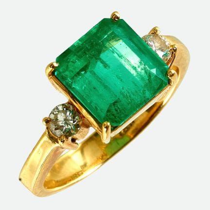 ANELLO CON SMERALDO E BRILLANTI:
Modello classico 