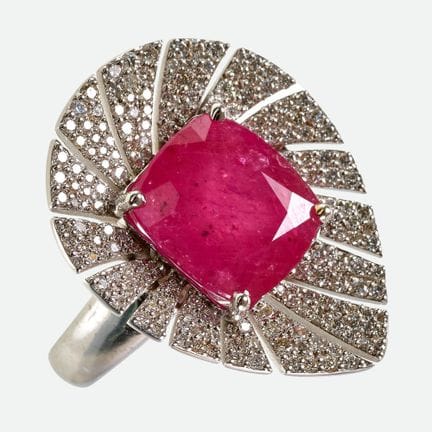 ANELLO CON RUBINO E DIAMANTI:
Splendido anello in 