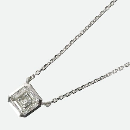COLLIER DIAMANT * :
Composition raffinée en or bla