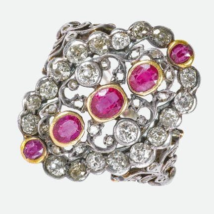 ANELLO CON RUBINI E DIAMANTI:
Modello raffinato e 