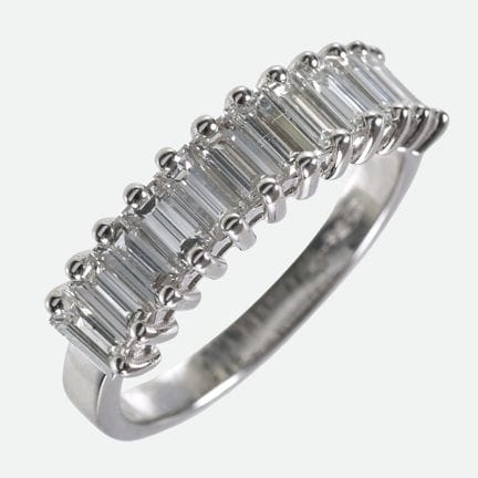ANELLO CON DIAMANTI:
Modello sportivo “Rivière” in