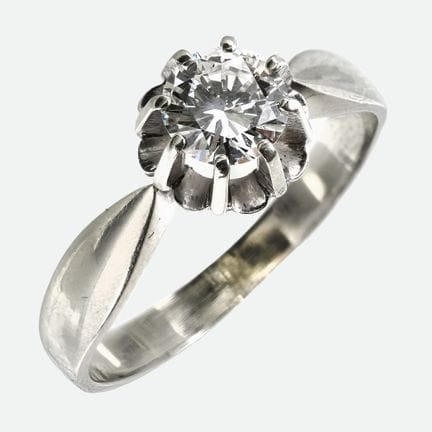 ANELLO SOLITARIO:
Creazione classica e intramontab