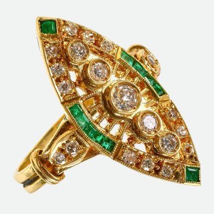 ANELLO CON SMERALDO E DIAMANTI:
Affascinante model