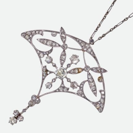 PENDENTIF EN DIAMANTS AVEC CHAÎNE : Vers 1900,
Rav