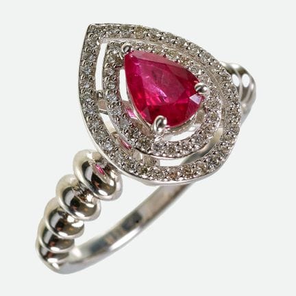 ANELLO CON RUBINO E DIAMANTI:
Modello moderno in o