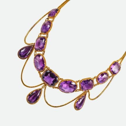 COLLIER D'AMÉTHYSTES :
Élégant collier en or jaune