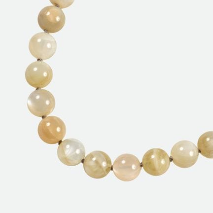 COLLIER EN PIERRE DE LUNE :
Élégante chaîne compos