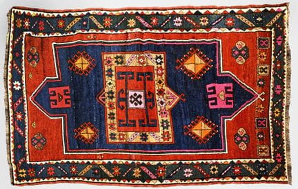 KAZAK : Ancien
197 x 125 cm
Quelques zones partiel