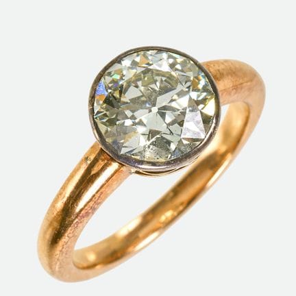 ANELLO SOLITARIO:
Creazione dal carattere deciso i