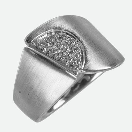 ANELLO CON BRILLANTI:
Modello di grande carattere 