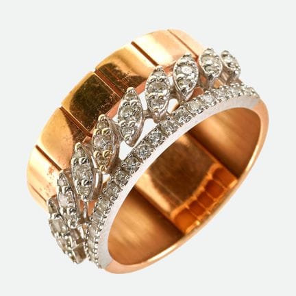 ANELLO CON DIAMANTI:
Creazione moderna in oro bian