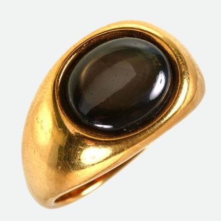 ANELLO CON ZAFFIRO A STELLA:
Classico anello a man