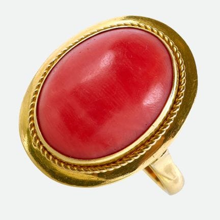 ANELLO CON CORALLO:
Lavorazione decorativa in oro 