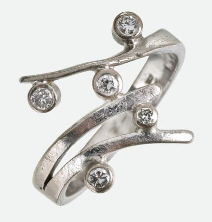 ANELLO CON BRILLANTI:
Design dinamico in oro bianc