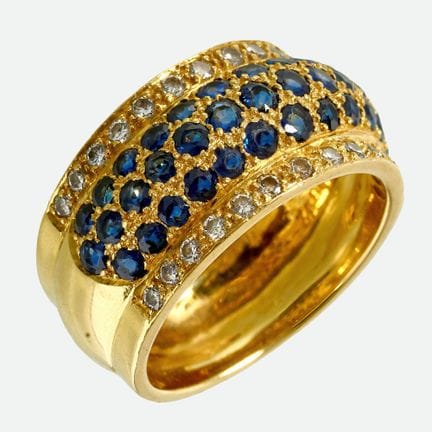 ANELLO CON ZAFFIRO E BRILLANTI:
Design elegante in