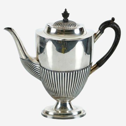 咖啡壶：谢菲尔德，1899年（Mappin &amp; Webb）
925纯银，浮雕工艺，木质顶盖旋