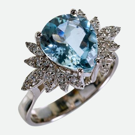 ANELLO CON ACQUAMARINA E DIAMANTI:
Modello giocoso