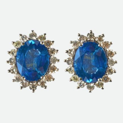ORECCHINI CON ZAFFIRO E DIAMANTI:
Elegante paio in
