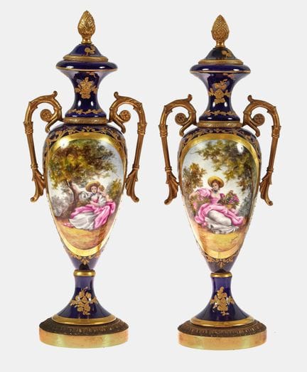 COPPIA DI VASI DECORATIVI: Francia, 1900 circa,
Ci