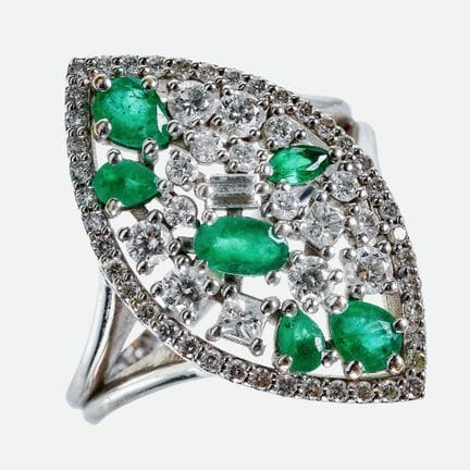 ANELLO CON SMERALDO E DIAMANTI:
Graziosa creazione