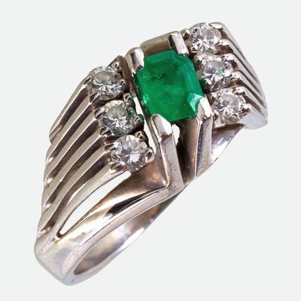 ANELLO CON SMERALDO E DIAMANTI:
Originale composiz