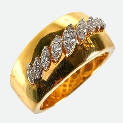 ANELLO CON DIAMANTI:
Creazione originale in oro gi