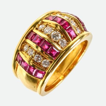 ANELLO CON RUBINO E BRILLANTI:
Modello stravagante