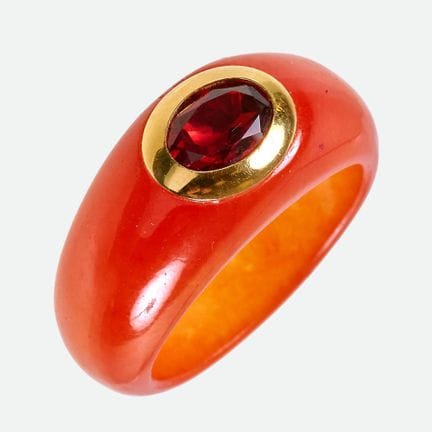 ANELLO CON GRANATO E GIADA:
Modello a cerchio bomb