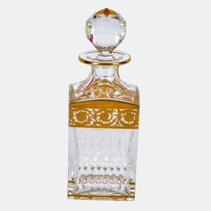 水晶壶：法国，20世纪（圣路易水晶厂），
“Thistle Gold”款式，配多面切割瓶塞
水晶玻璃