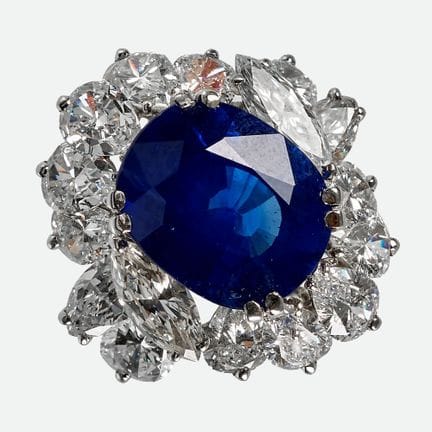 ANELLO CON ZAFFIRO E BRILLANTI:
Glamouroso gioiell