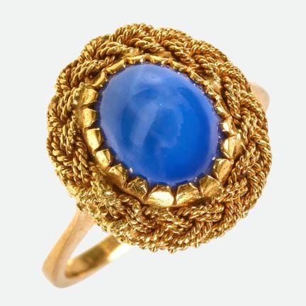 ANELLO CON ZAFFIRO A STELLA:
Affascinante modello 