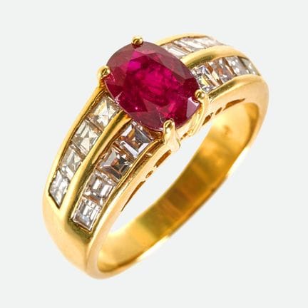 ANELLO CON RUBINO E DIAMANTI:
Anello classico ed e