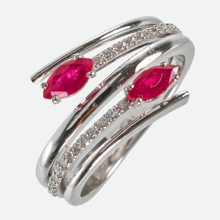 ANELLO CON RUBINO E DIAMANTI:
Anello decorativo “C
