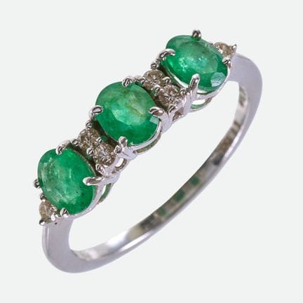 ANELLO CON SMERALDI E BRILLANTI:
Elegante anello i